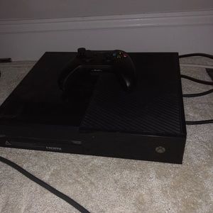 Xbox one with controller comes with power cord